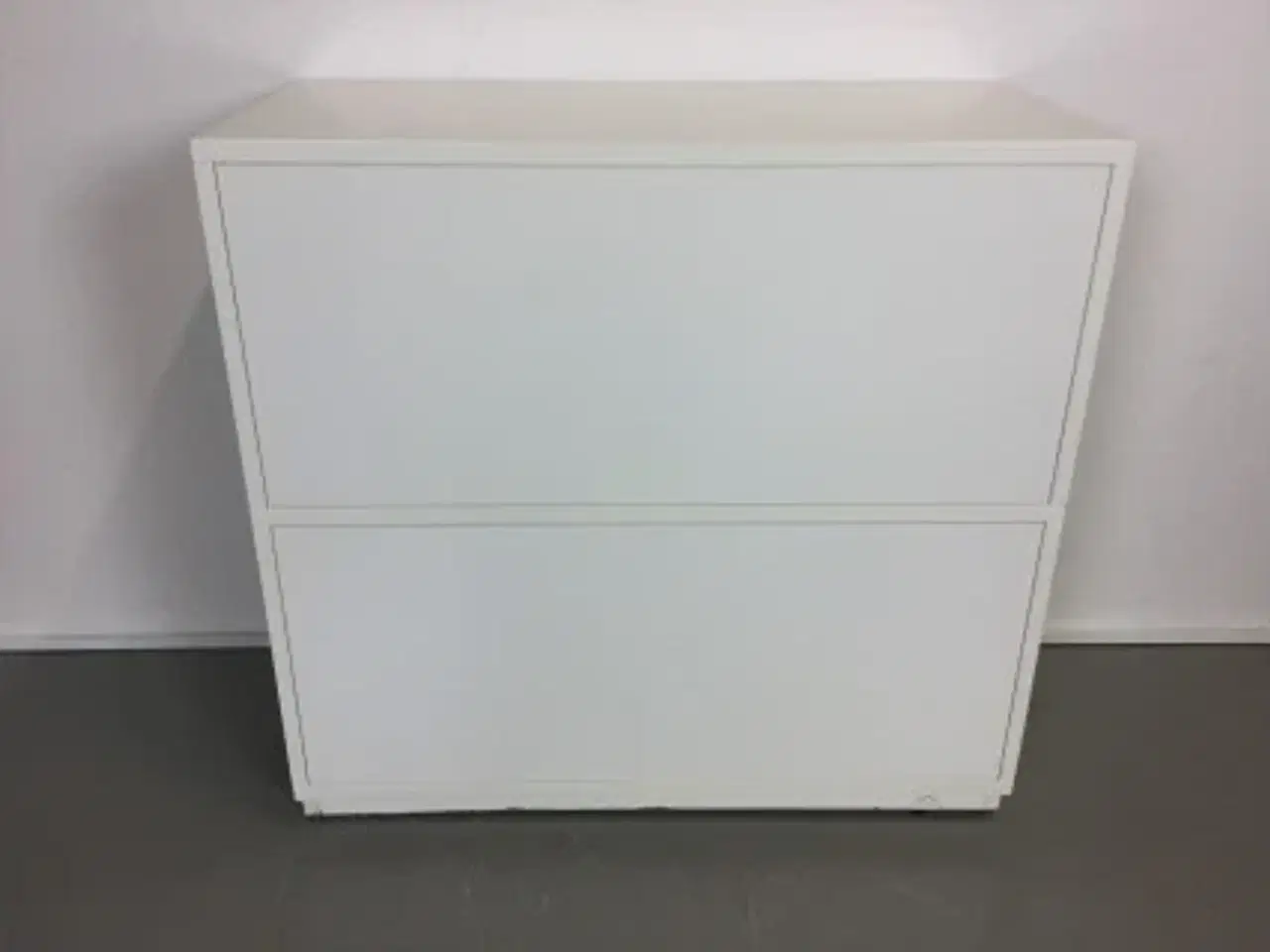 Billede 4 - Skuffemøbel i hvid med tre skuffer.