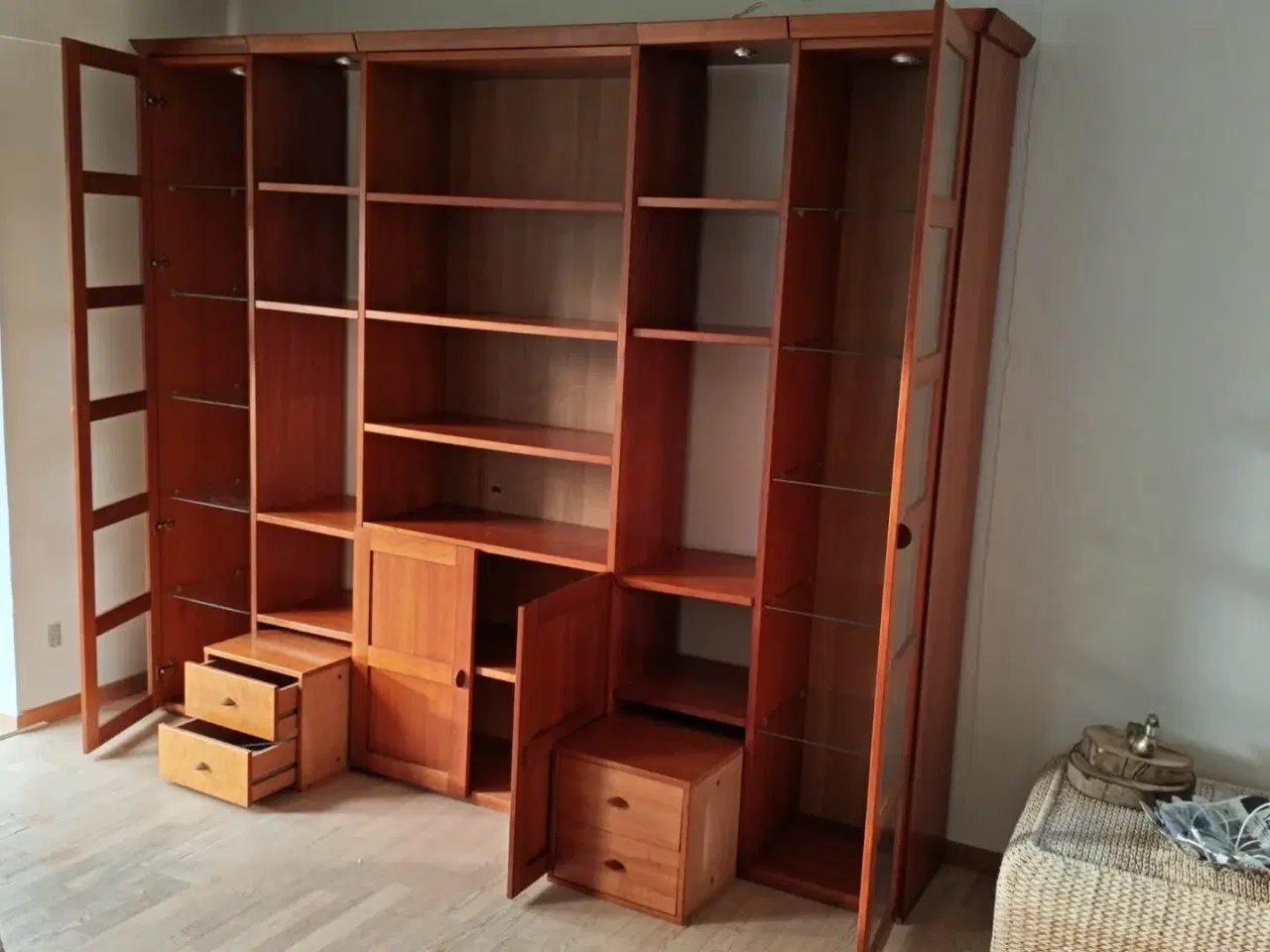 Billede 2 - Flot reol til udstilling 