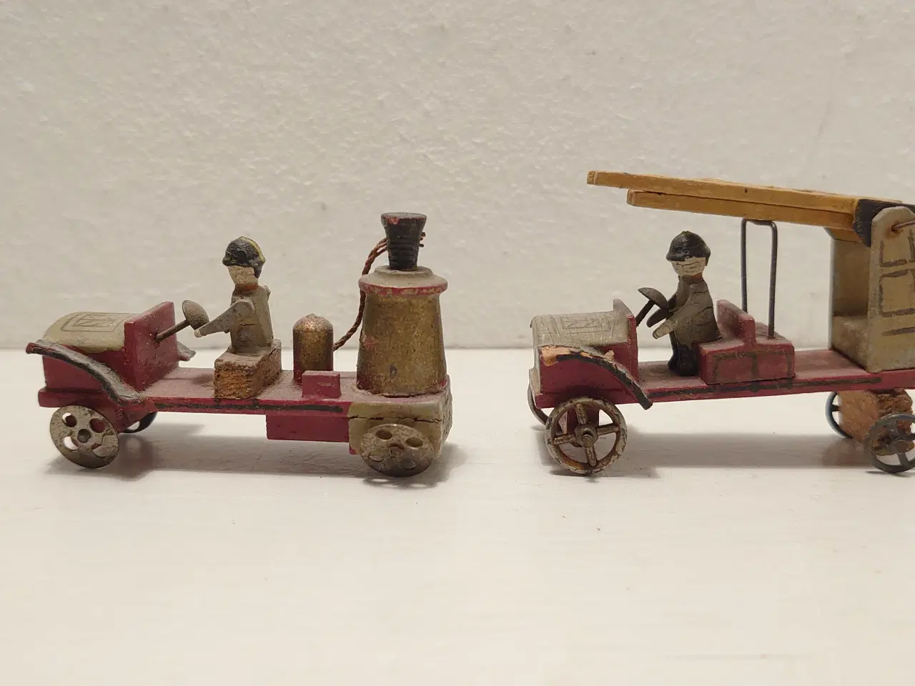 Billede 1 - Erzgebirge:Stigevogn og brandsprøjte i træ.Ca.1920