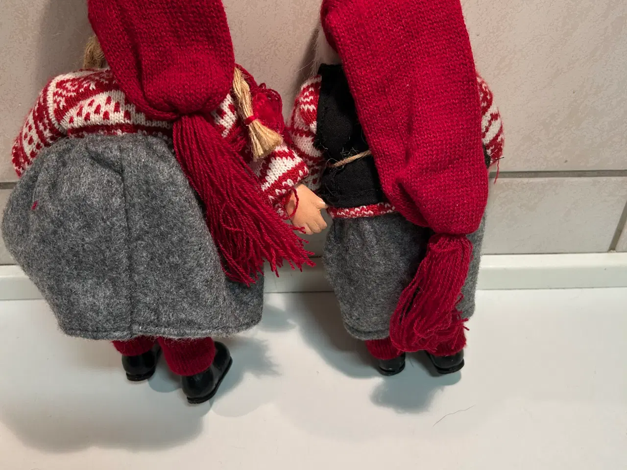 Billede 2 - Nisse par i strik trøjer.