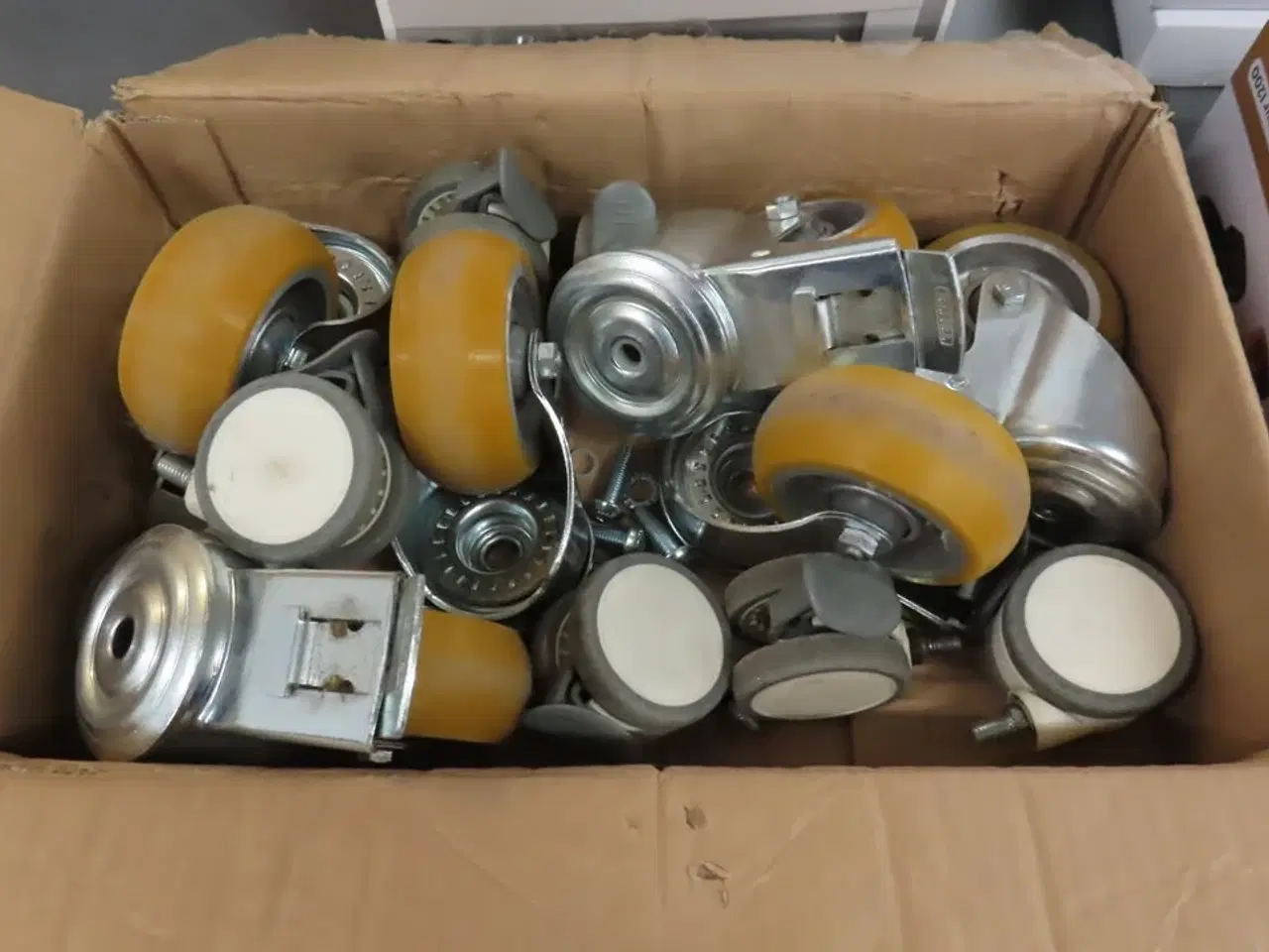 Billede 1 - kasse med møbelhjul