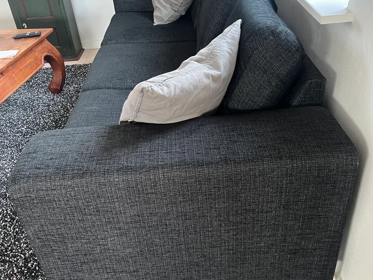 Billede 3 - Mørkegrå stof sofa
