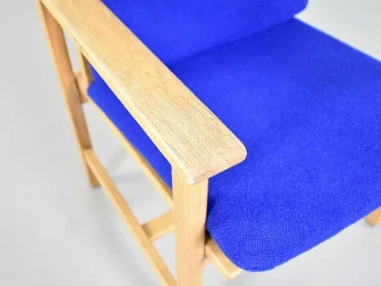 Billede 10 - Børge mogensen lænestol i eg med blåt polster, lav hynde