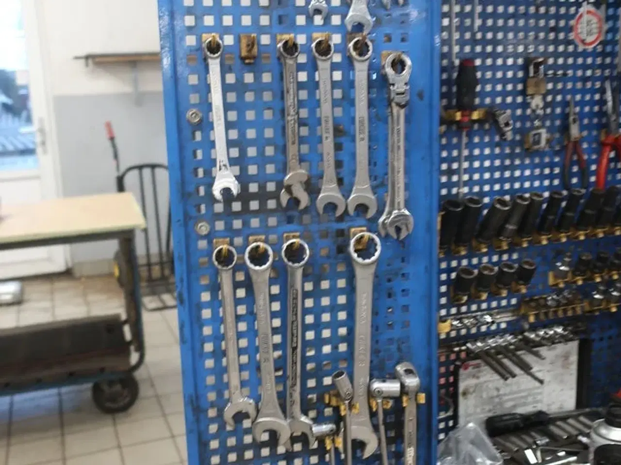 Billede 8 - Værkstedsvogn med indhold