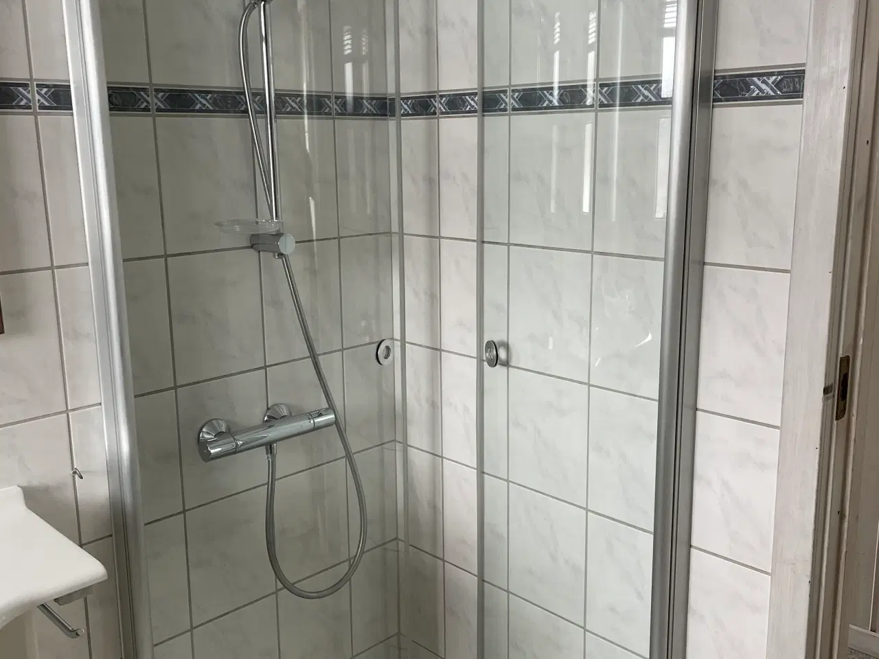 Billede 2 - Buet Brusehjørne i klart glas