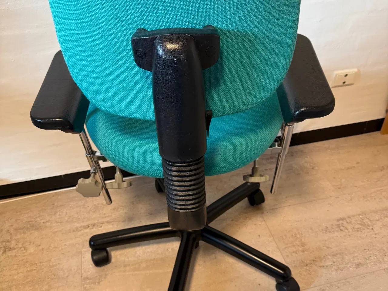 Billede 2 - VELA kontorstol med grøn betræk og armlæn