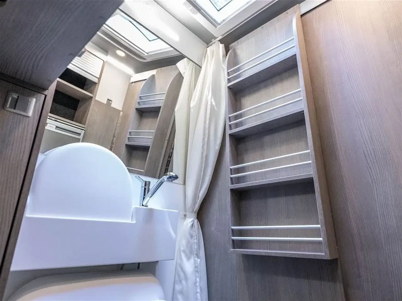 Billede 22 - 0 - FURGOK XPACE 600 FAMILY North   Van med plads til 5 personer!