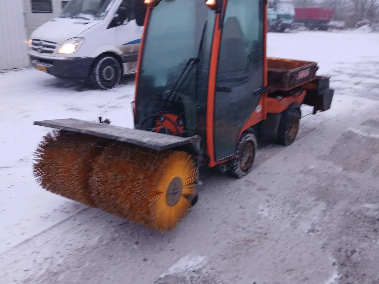 Billede 1 - Redskabsbærer med kost og saltudlægger