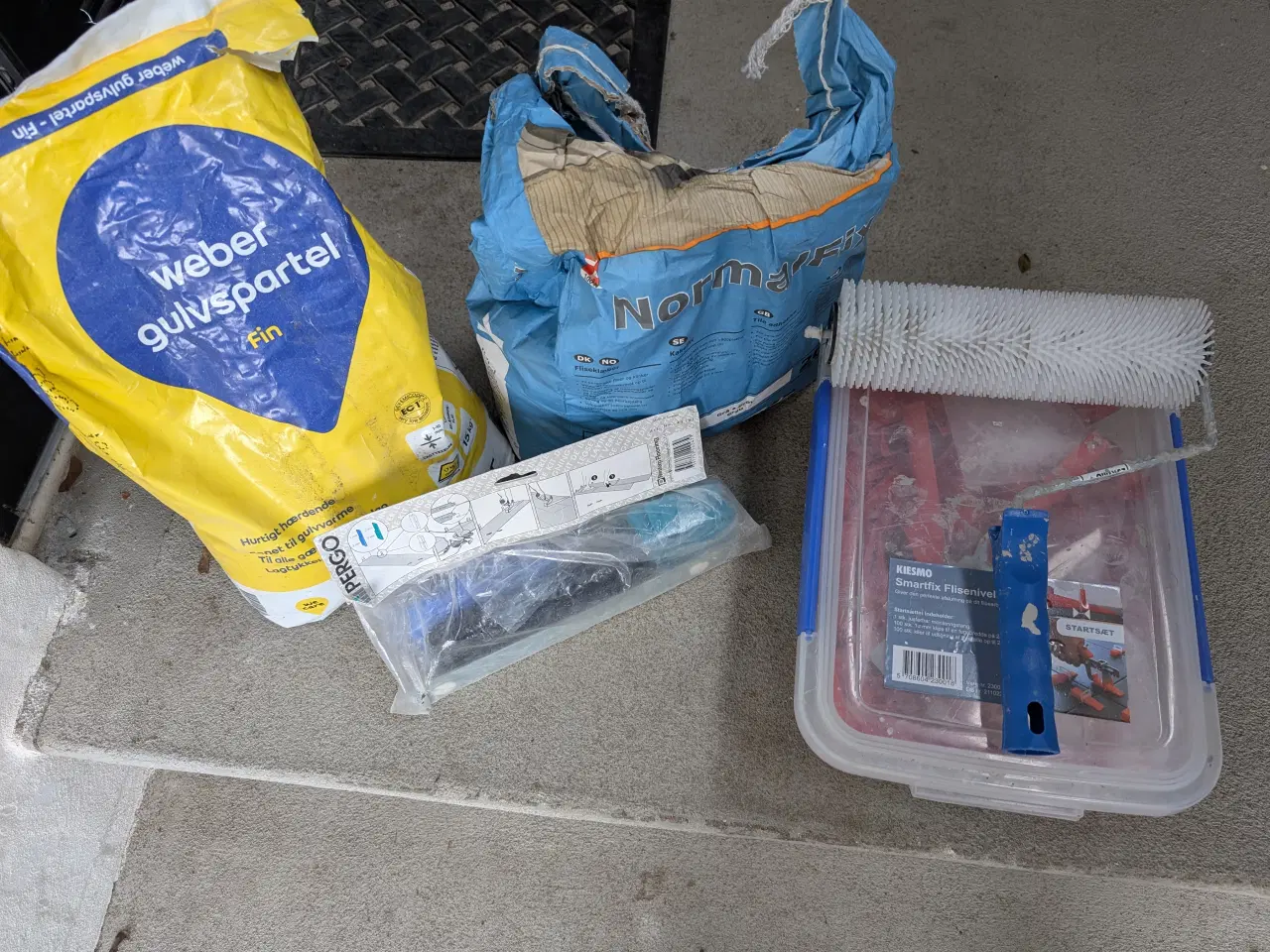 Billede 1 - Diverse ting til lægning af fliser