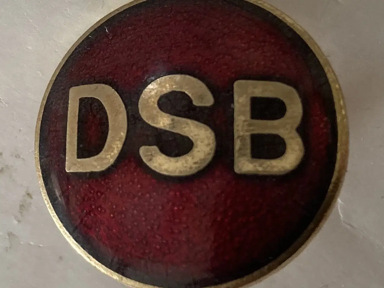 Billede 2 - 1 Emblem / Bolcheknap, DSB kasket 1983-2000