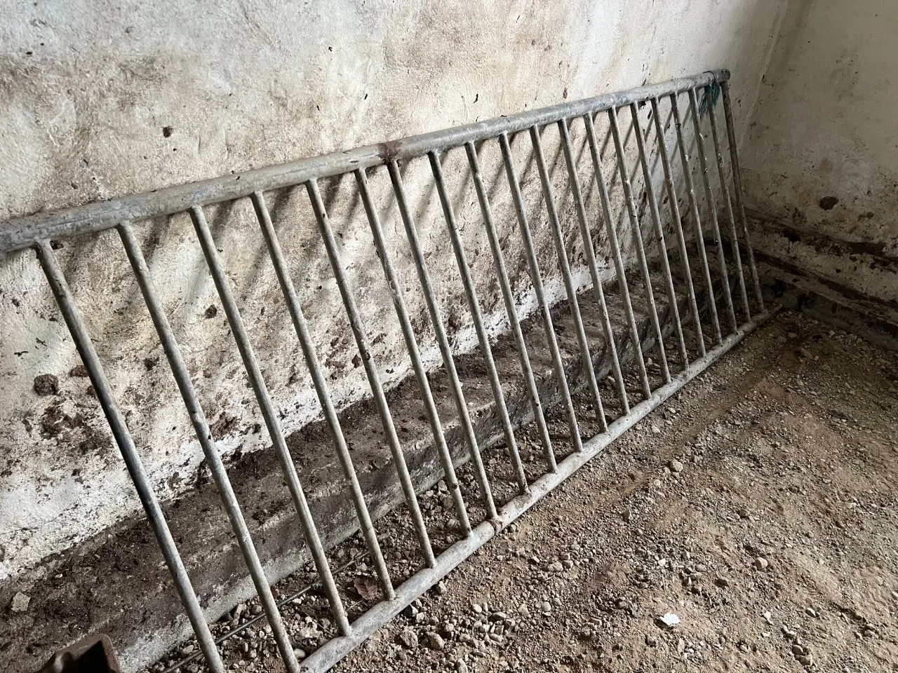 Billede 2 - Div staldinventar/fanggitre til løsdriftstald