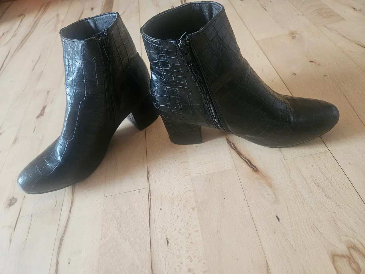 Billede 2 - Støvle med lynlås