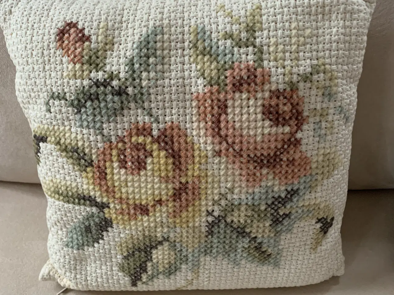 Billede 6 - Broderede vintagesofapuder i fin stand