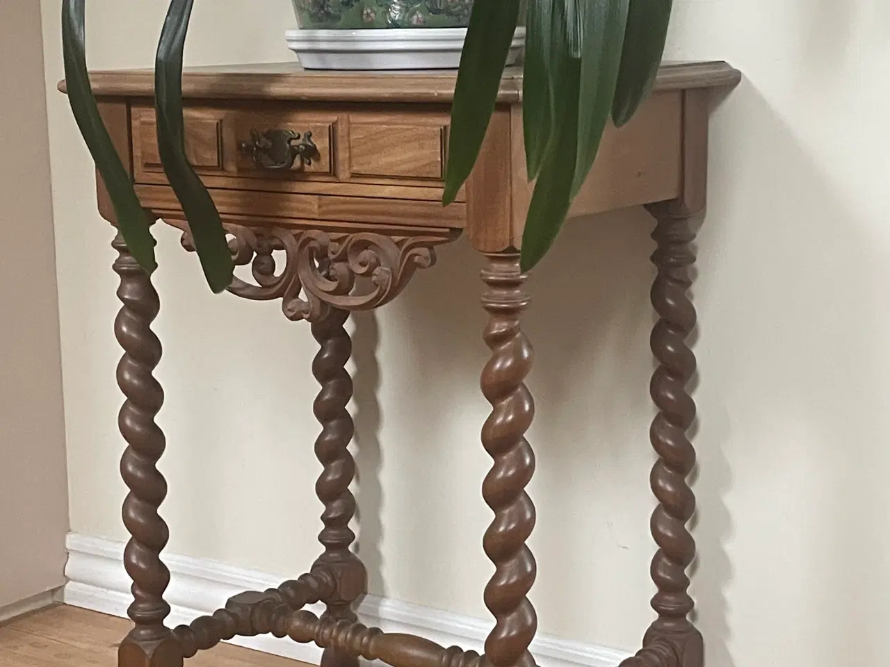 Billede 1 - Smukt nøddebrunt entresæt med tilhørende spejl