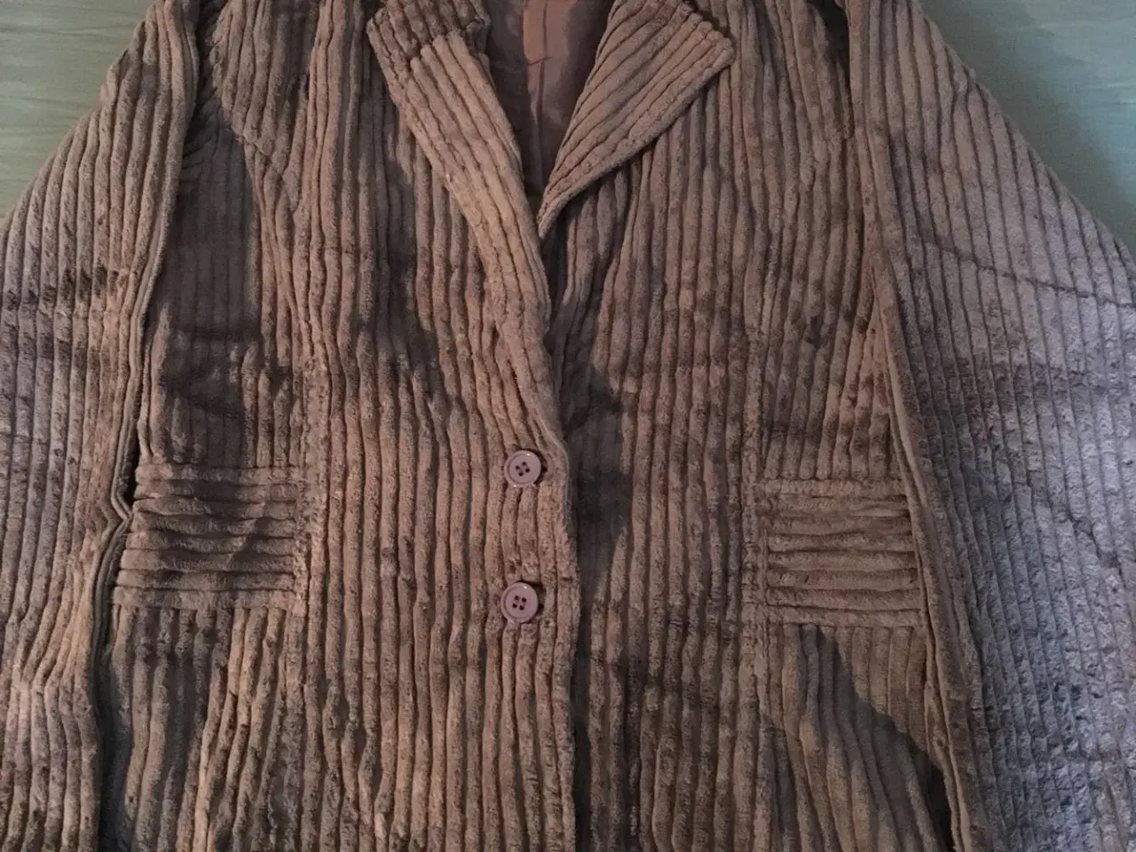 Billede 2 - Mørkebrun corduroy jakke til salg
