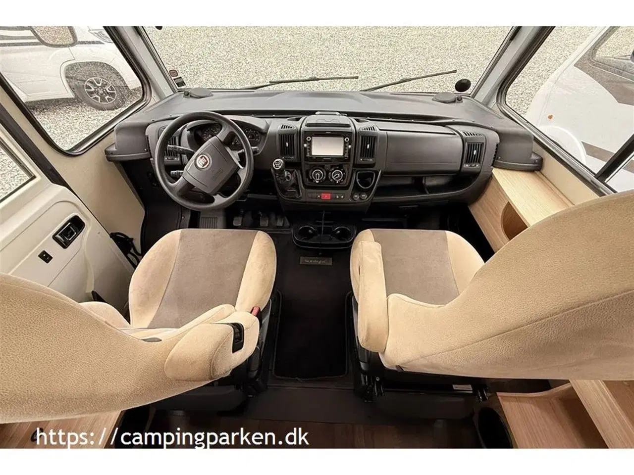 Billede 2 - 2019 - SunLight Meget camper for pengene! Queens bed, markise, solceller, aircondition, cykelholder