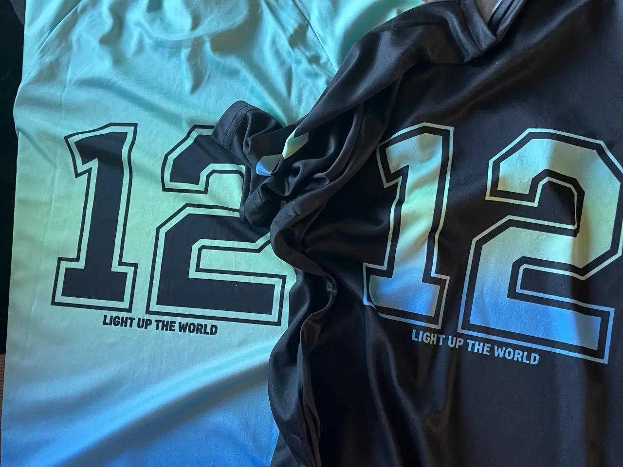 Billede 2 - 2 Hummel t-shirts med nr. 12. Str. 164