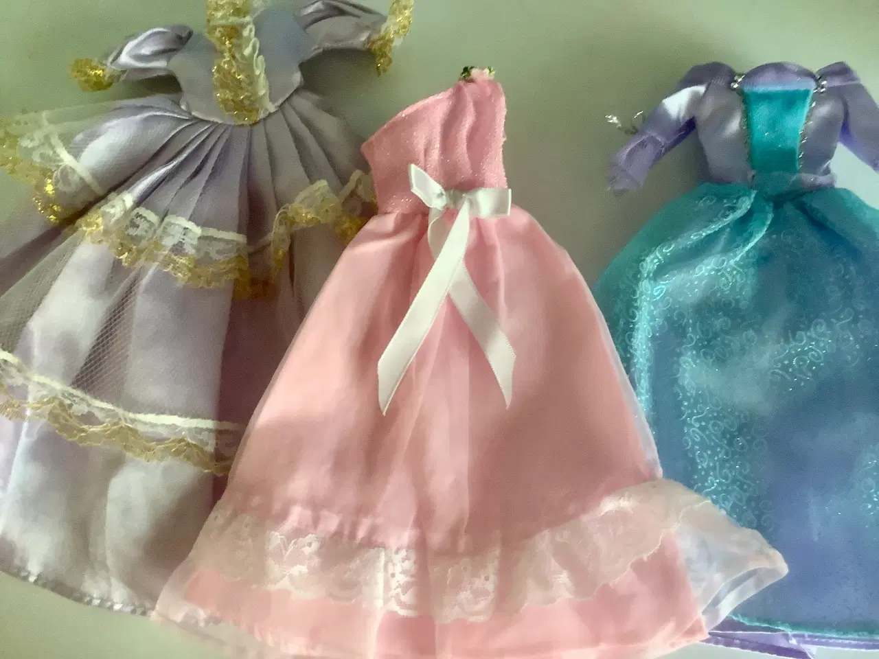 Billede 5 - Lange kjoler til Barbie. Samlet pris 25 kr.