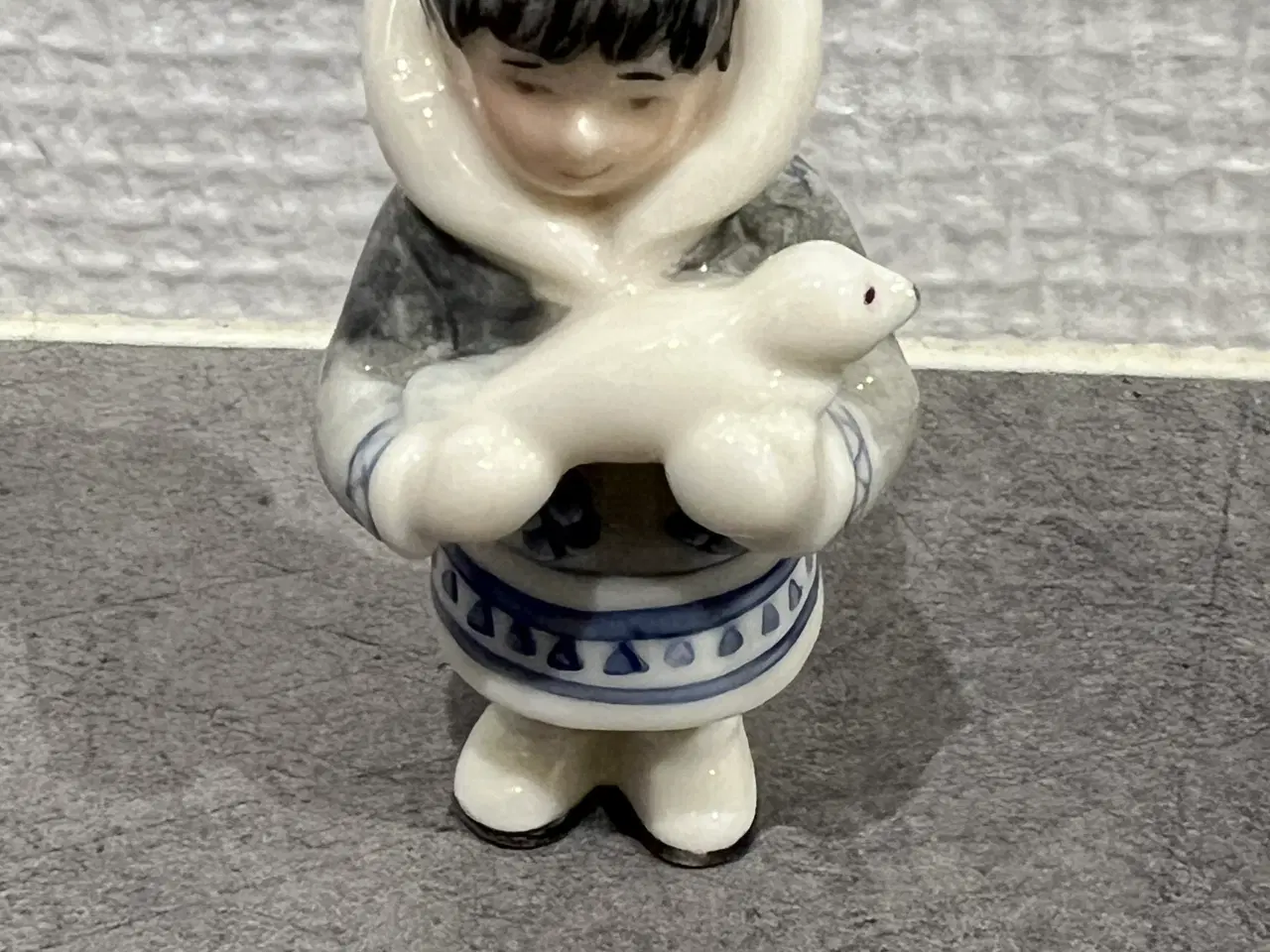 Billede 1 - Grønlansk pige med sælunge  figur nr 153