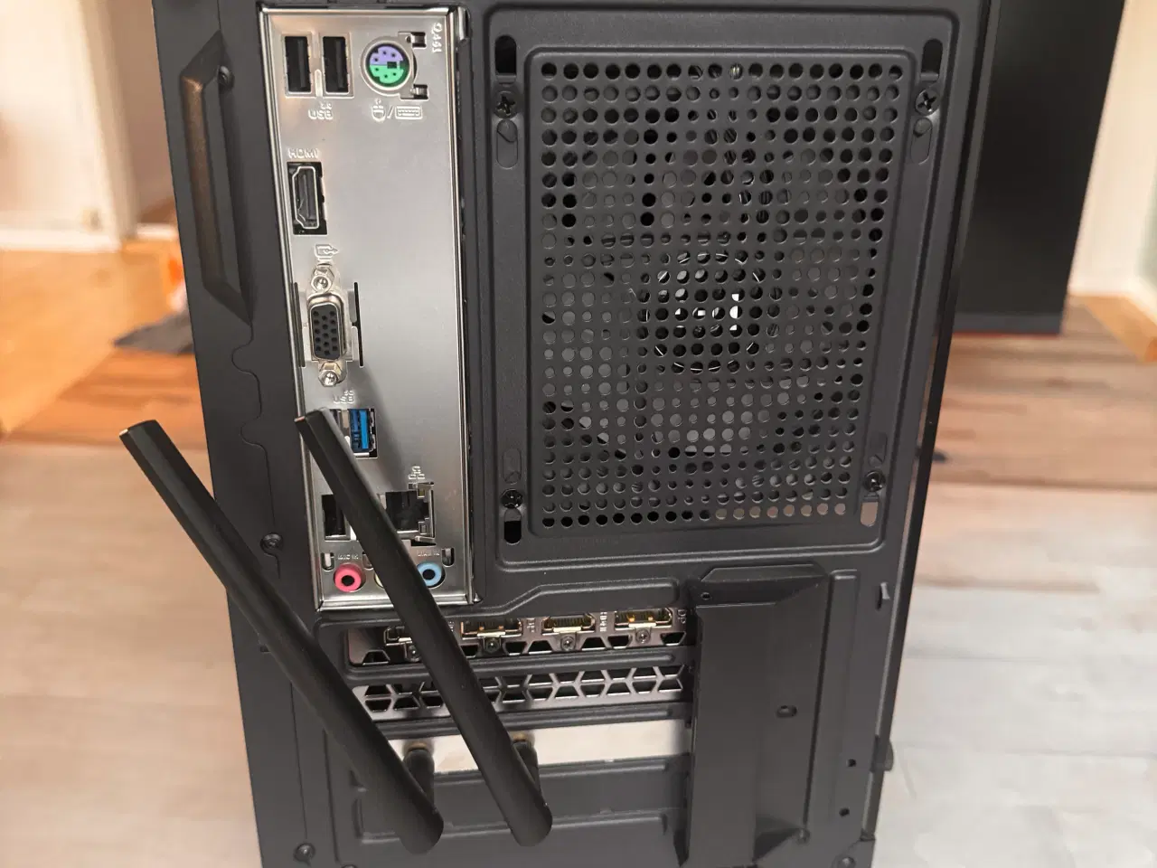 Billede 4 - Komplet Gaming setup med 2 skærme og en stol