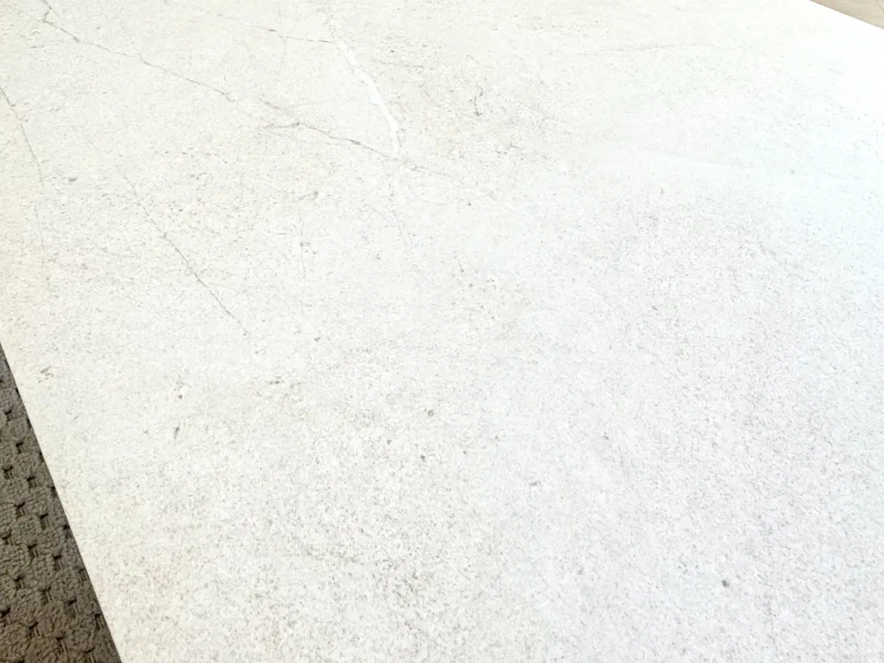 Billede 2 - Unikt sofabord i marmorlook klinke med egetræsben