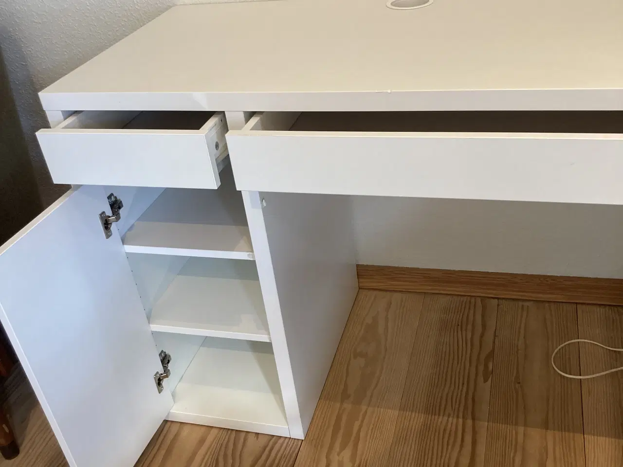 Billede 2 - IKEA skrivebord - MICKE i hvid
