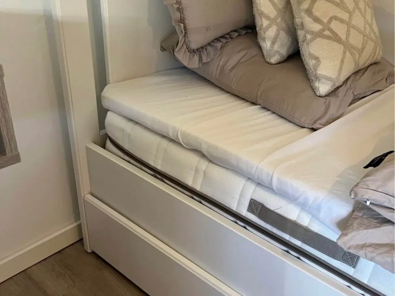 Billede 2 - Fin seng fra IKEA sælges med madras og topmadras.