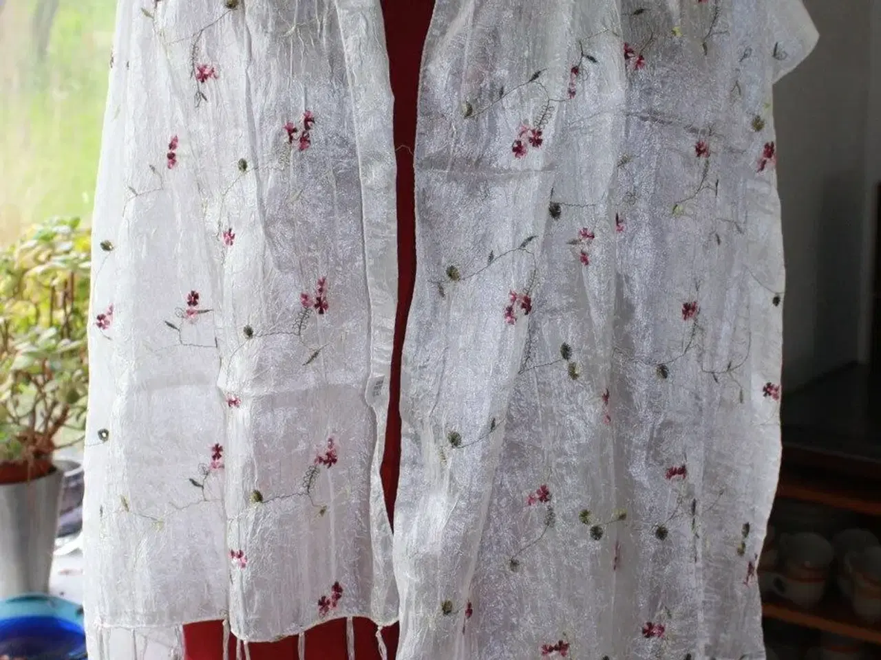 Billede 2 - Silke tørklæde m. broderede blomster