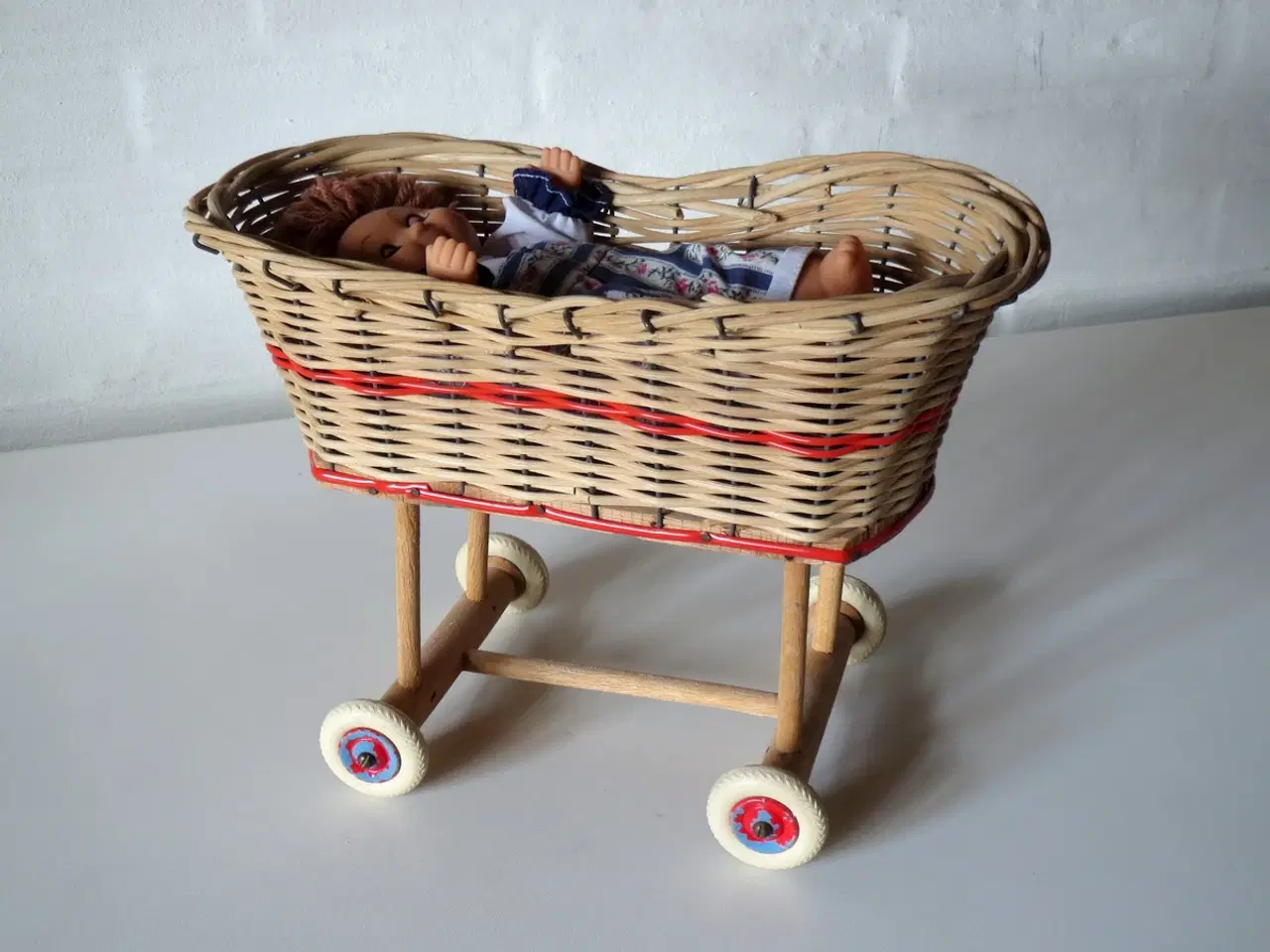 Billede 1 - Gammel dukkevogn, 30 cm