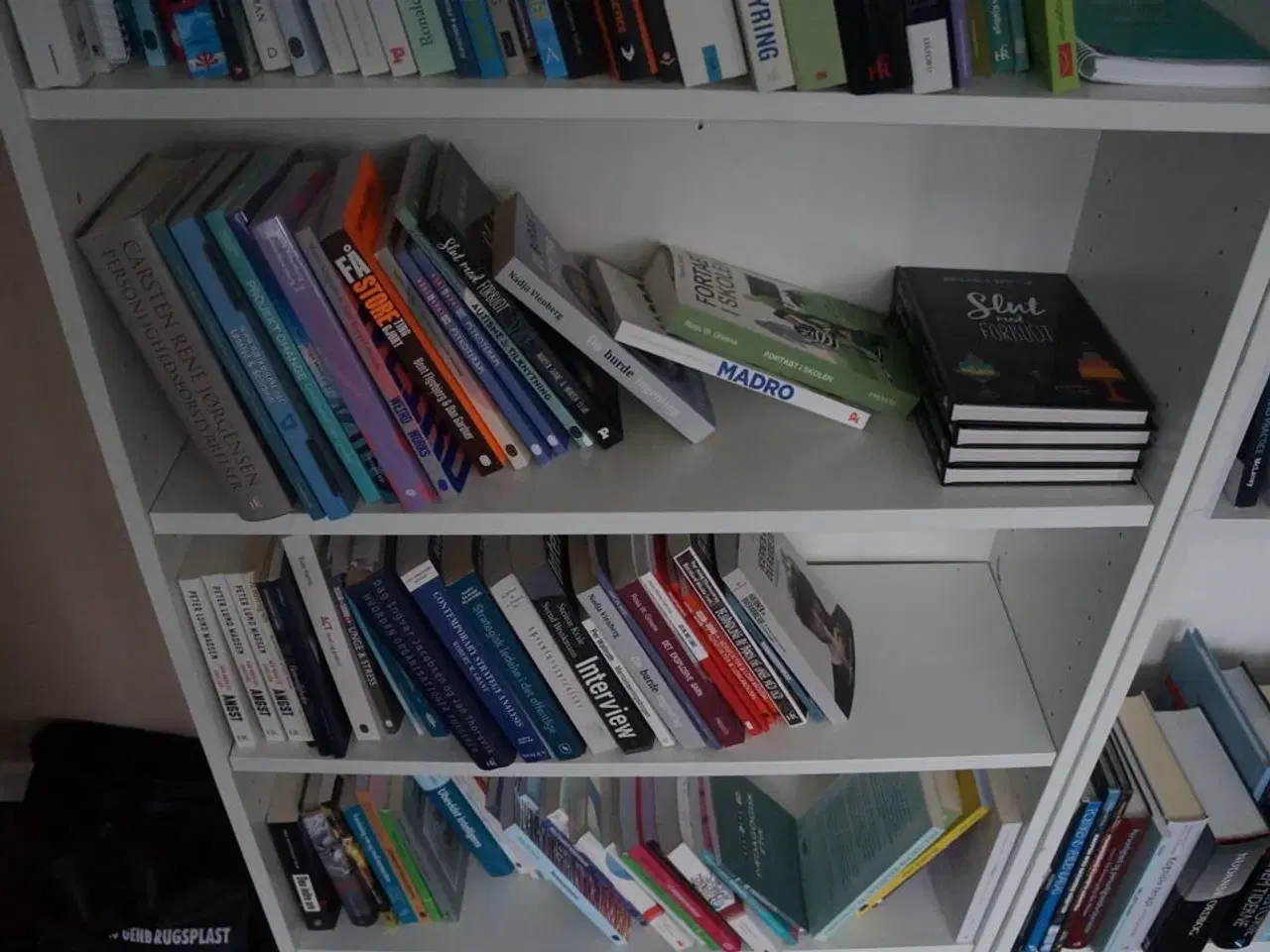 Billede 4 - 2 stk. Reoler med indhold af diverse fagbøger