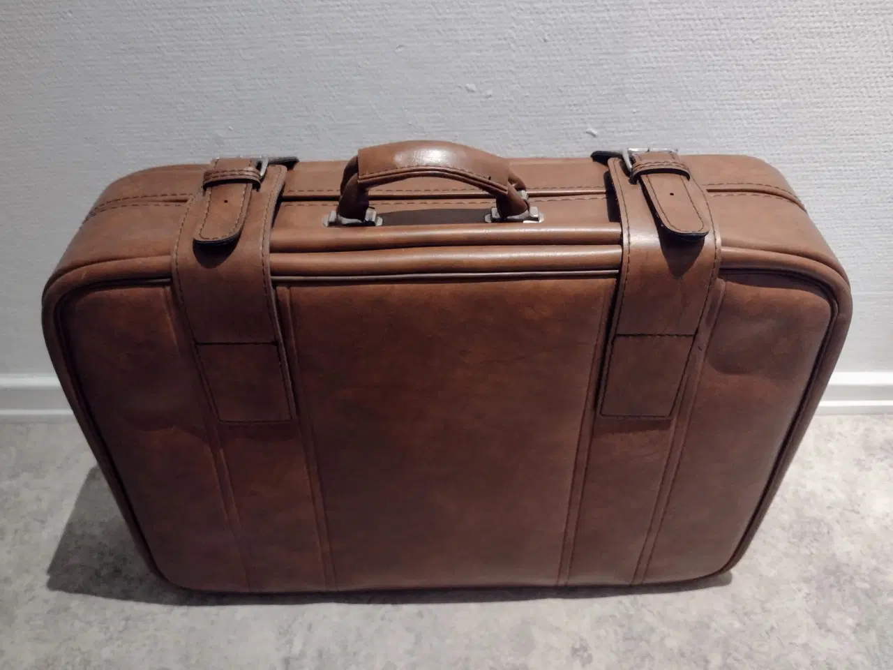 Billede 1 - Brun læder kuffert 