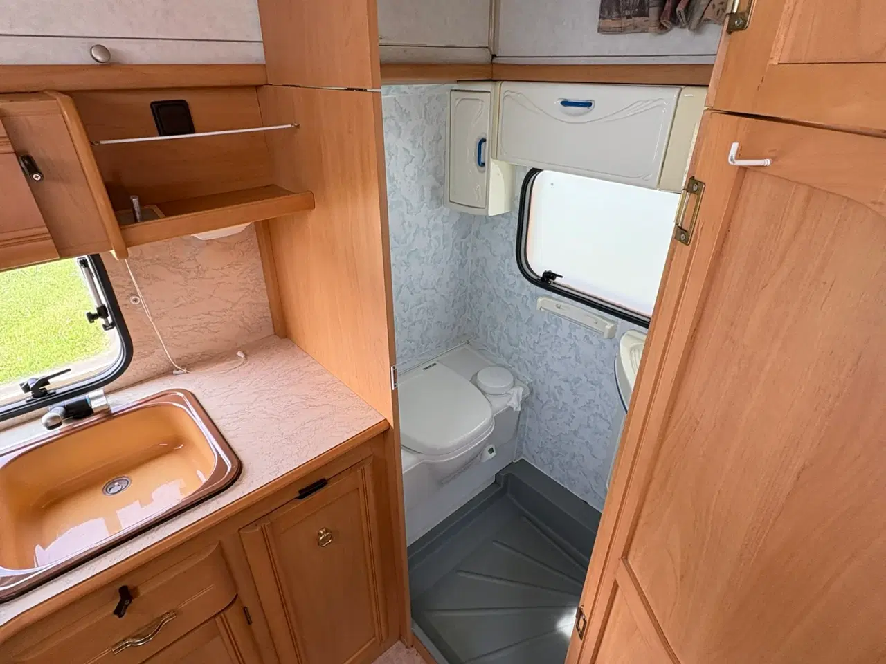 Billede 11 - Campingvogn med popup tag.