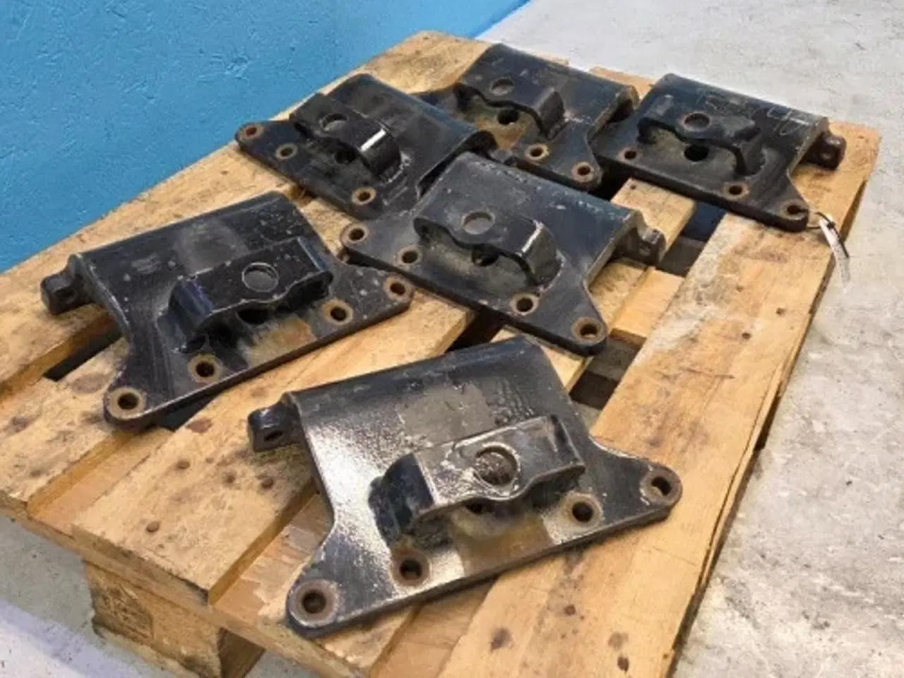 Billede 3 - New Holland T6.125 Beslag 87633845  6Stk