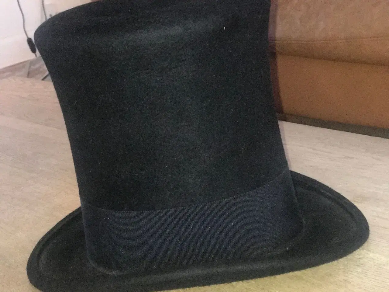 Billede 1 - Velholdt håndsyet sort høj hat str. 58
