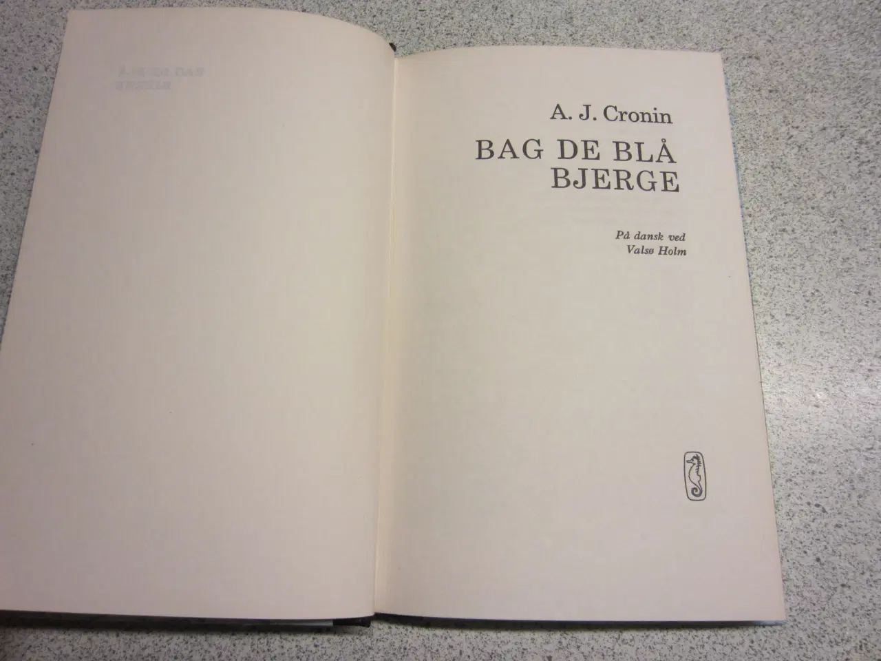 Billede 1 - Bogen Bag de blå bjerge af A. J. Cronin