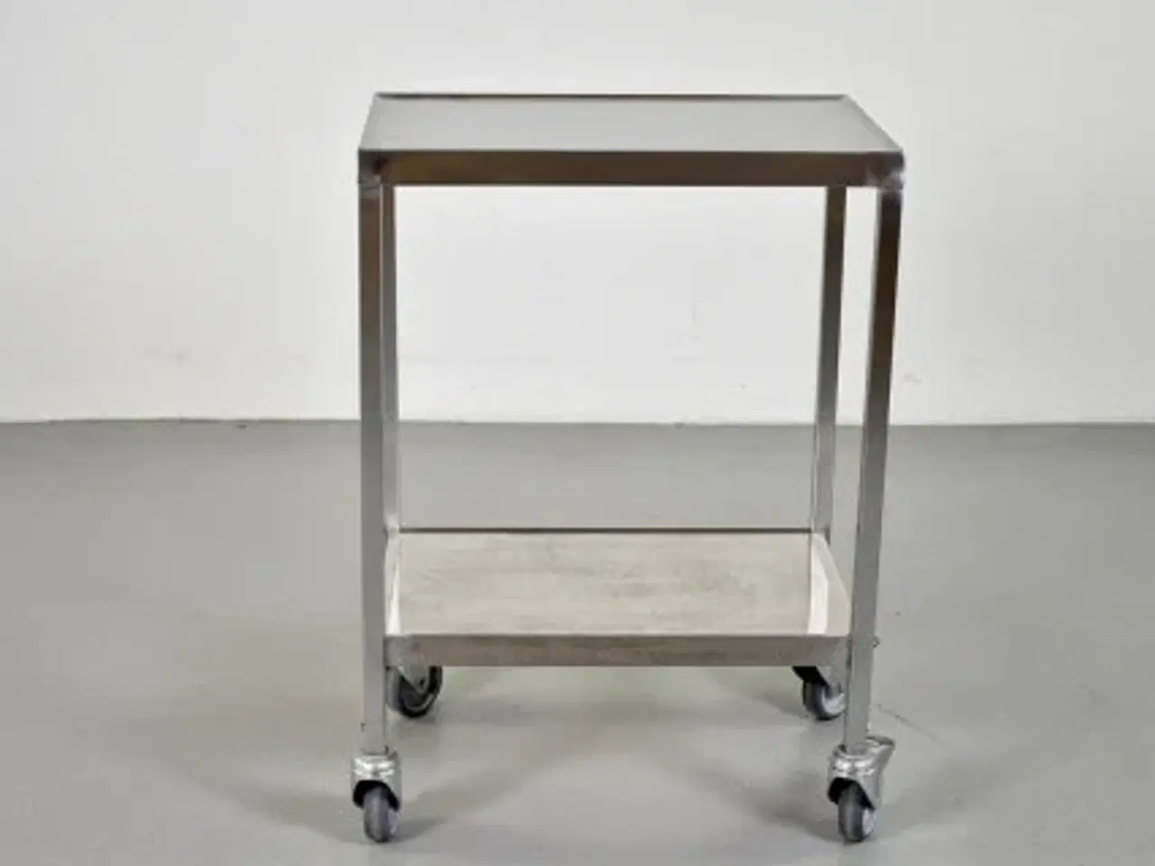 Billede 3 - Rullebord i stål med to hylder - 60,5 cm.