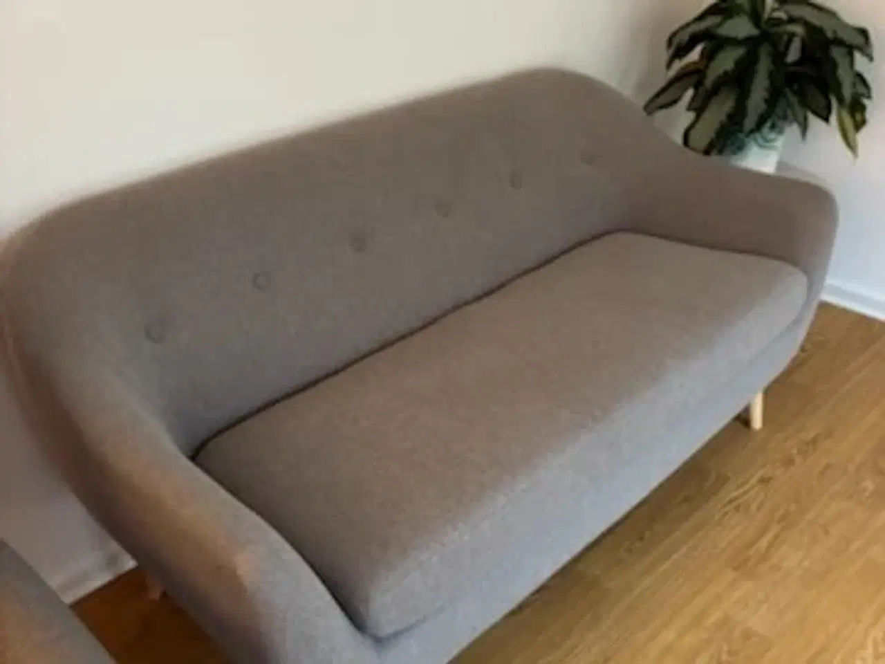 Billede 2 - Sofa EGEDAL 2,5-pers. Lysegråt stof, fra Jysk.