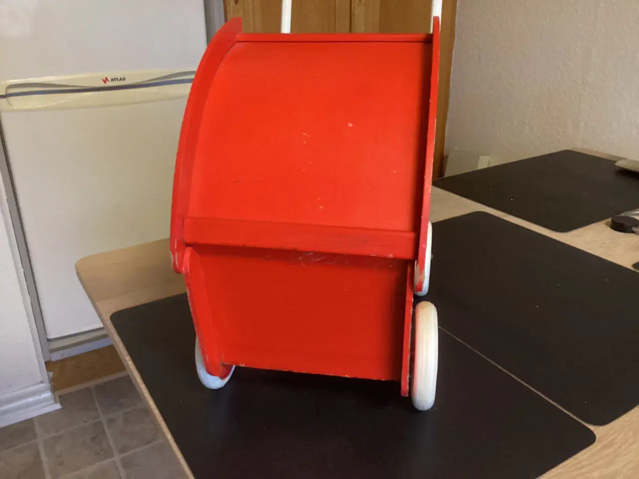 Billede 6 - Rød Krea dukkevogn med dukke og puder