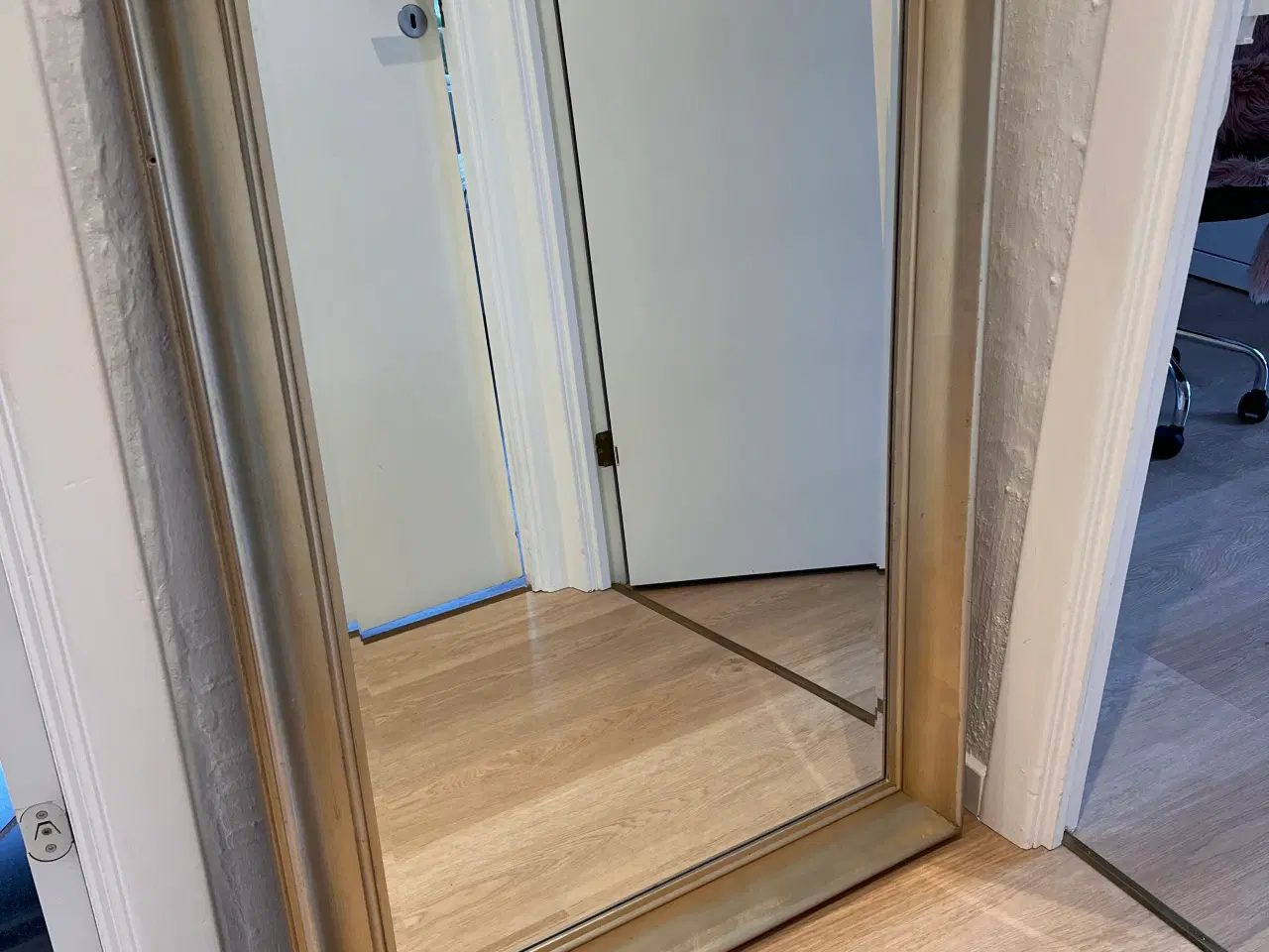 Billede 1 - Spejl med ramme - lys guld