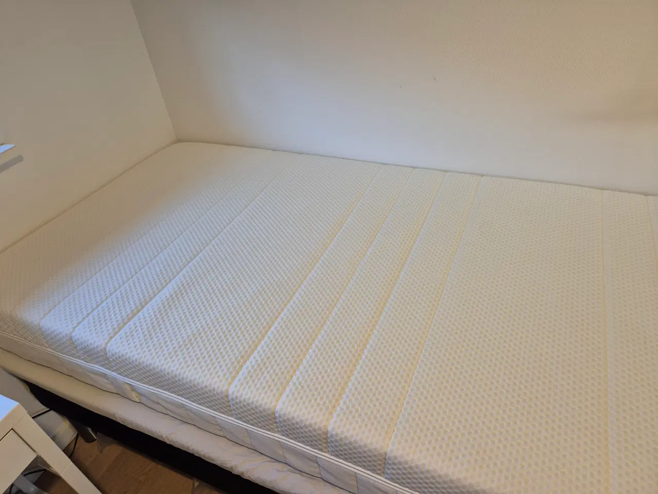 Billede 1 - Kvalitetsmadras i skum.