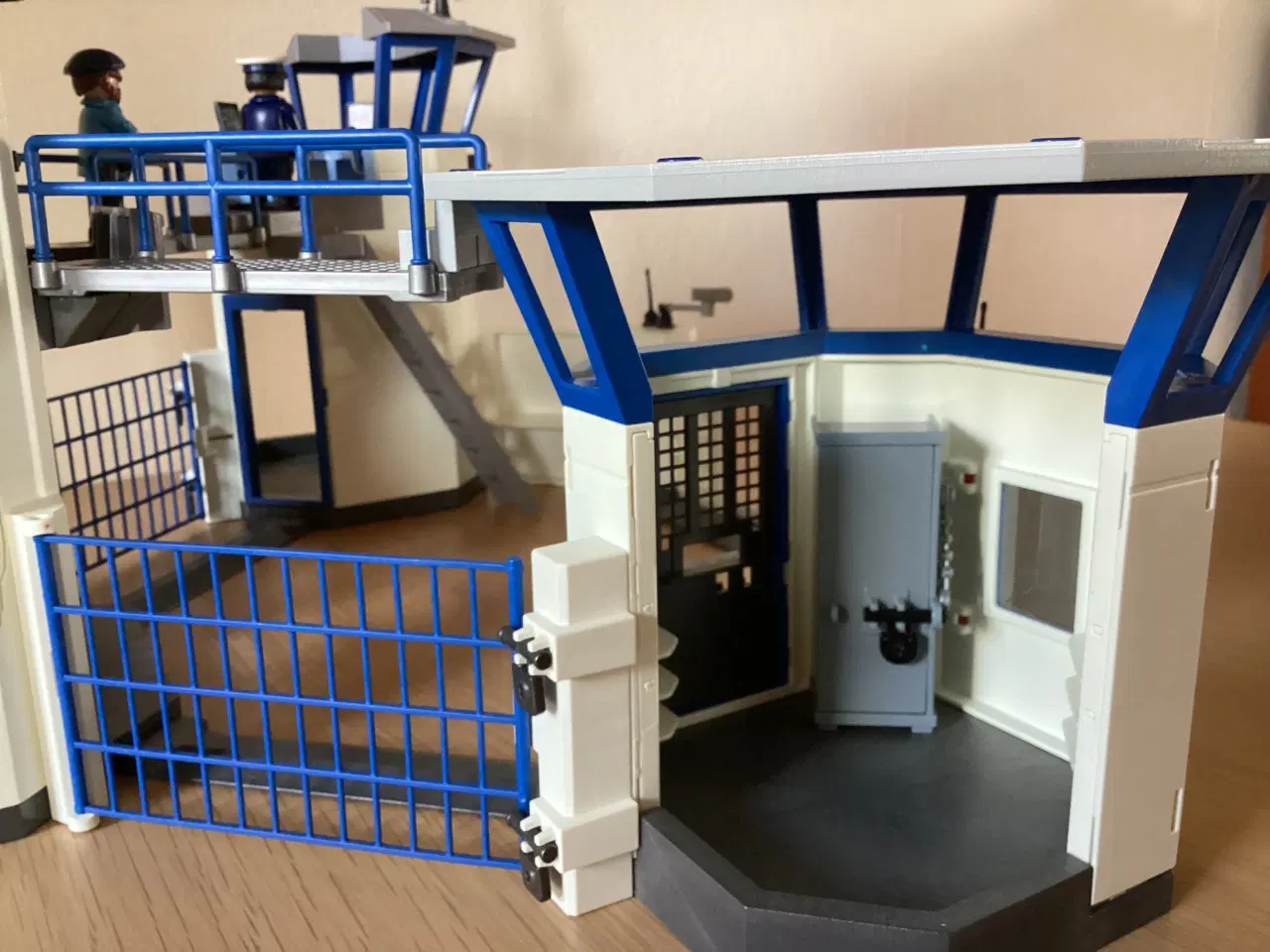 Billede 5 - Politikommandocentral med fængsel, Playmobil nr. 6