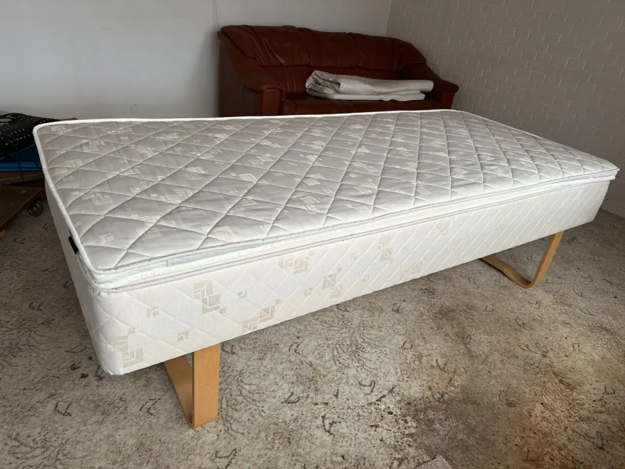 Billede 1 - Enkeltseng 90x200 med topmadras – hvid – pæn stand