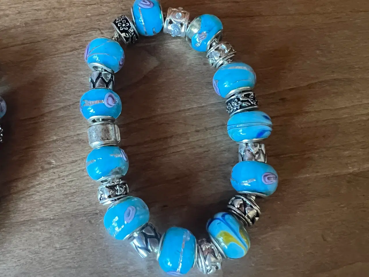 Billede 7 - Smukke armbånd med charms