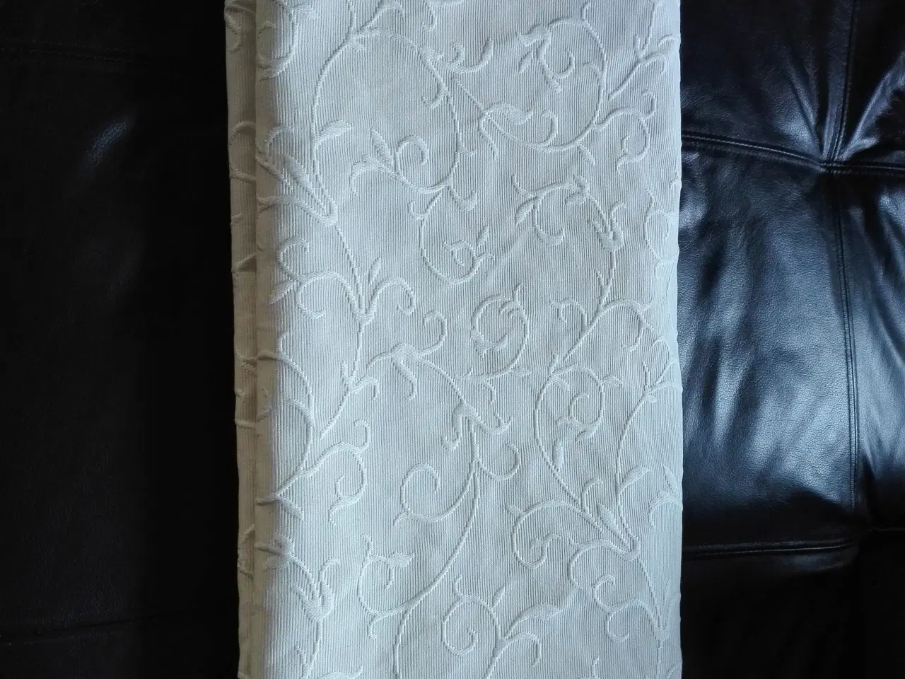 Billede 1 - Cremefarvet sengetæppe med mønster