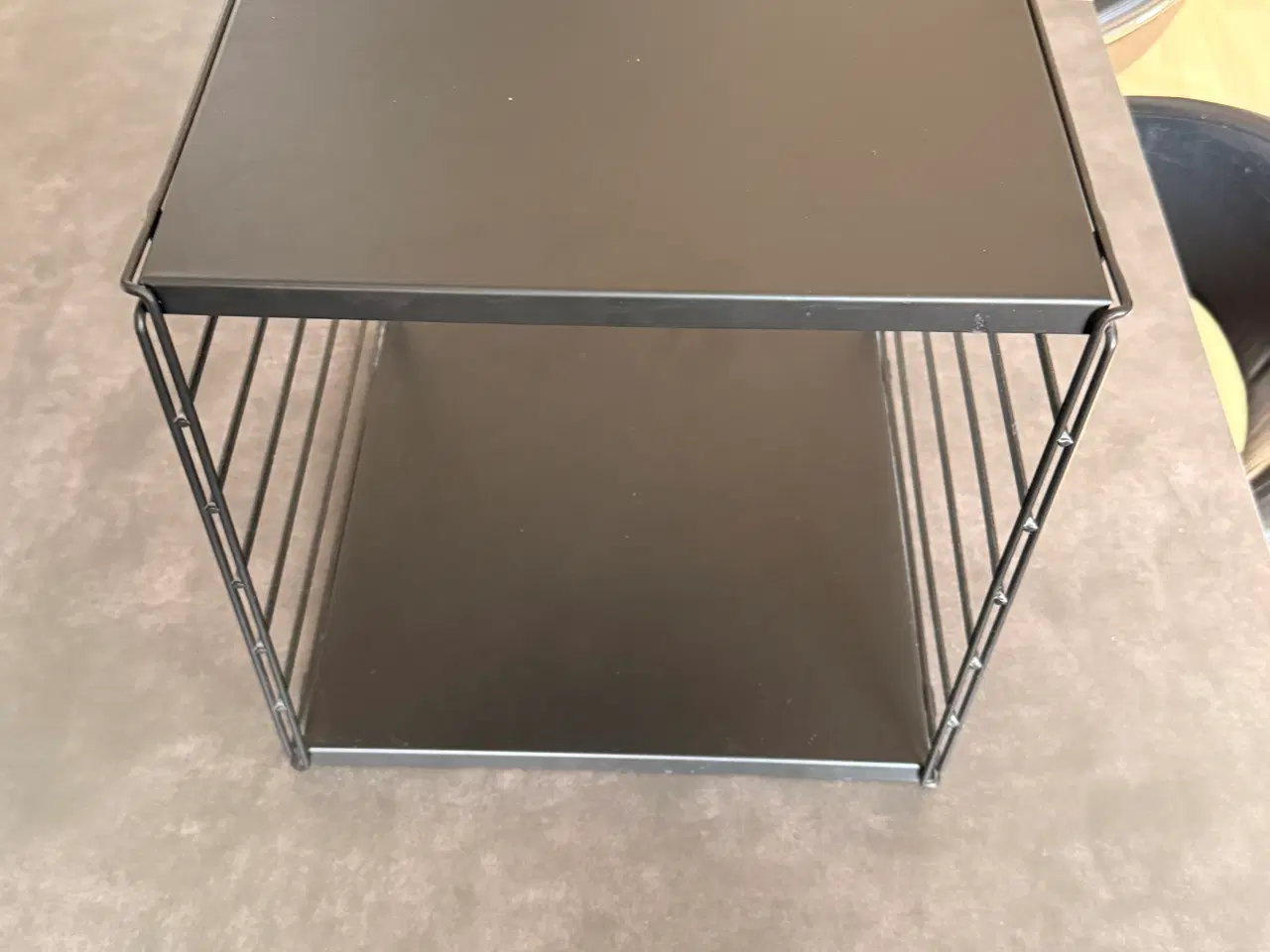 Billede 4 - Sort metal natbord / væghylde fra Søstrene Grene