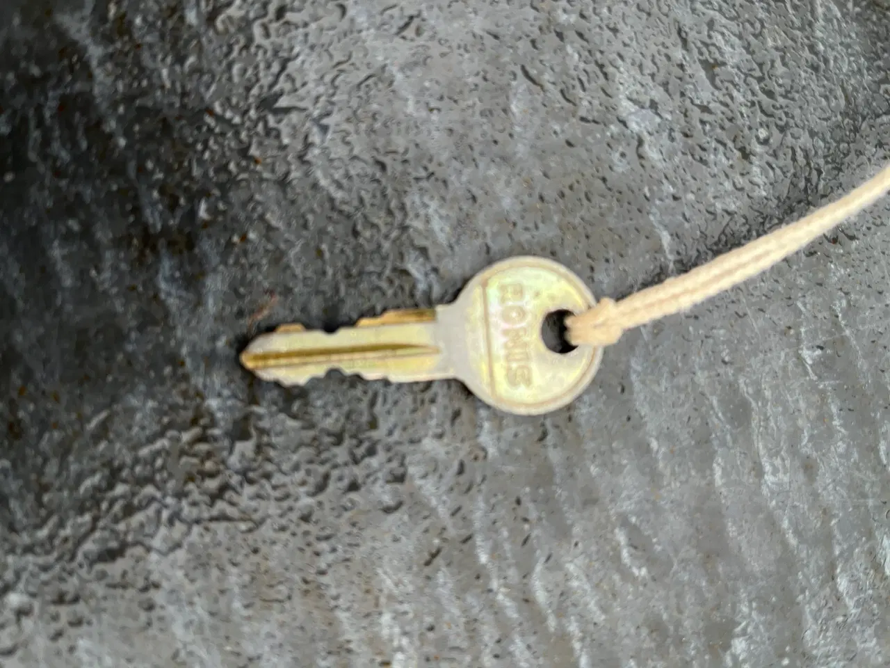 Billede 1 - Tøgbøjler til bil med tagrende. Giv bud.