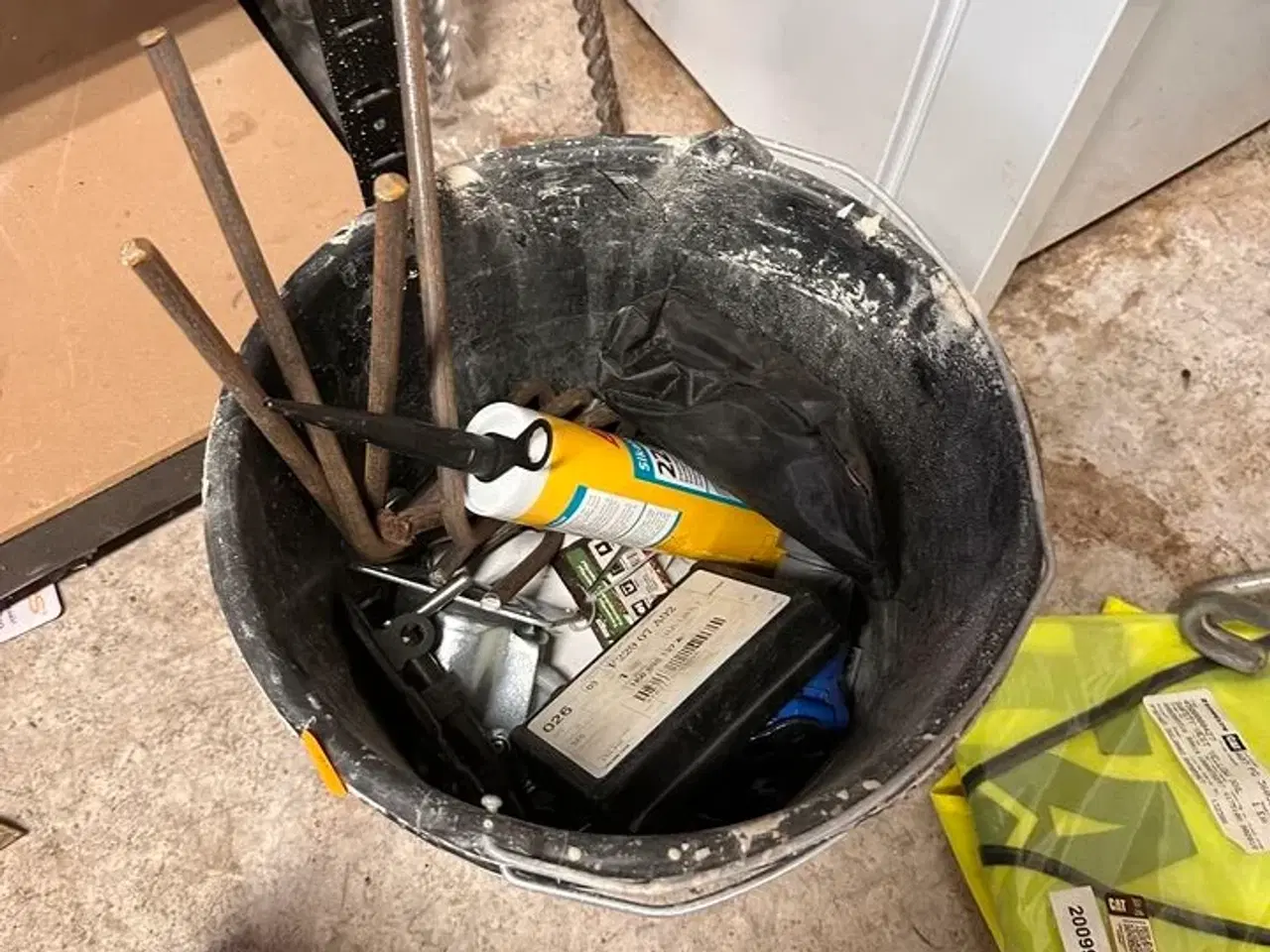 Billede 20 - Indhold på reoler af diverse håndværktøj, sikkerhedsdragter mv.