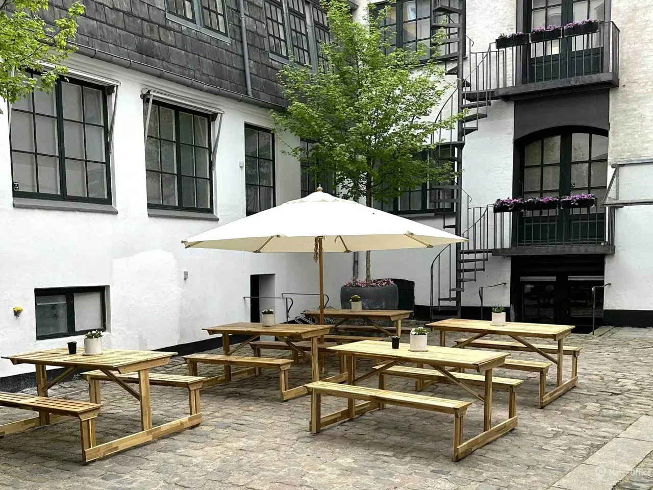 Billede 6 - Historisk pakhus med fritlagte bjælker og hyggelig brostensbelagt gård - kombineret med moderne Street Art Museum