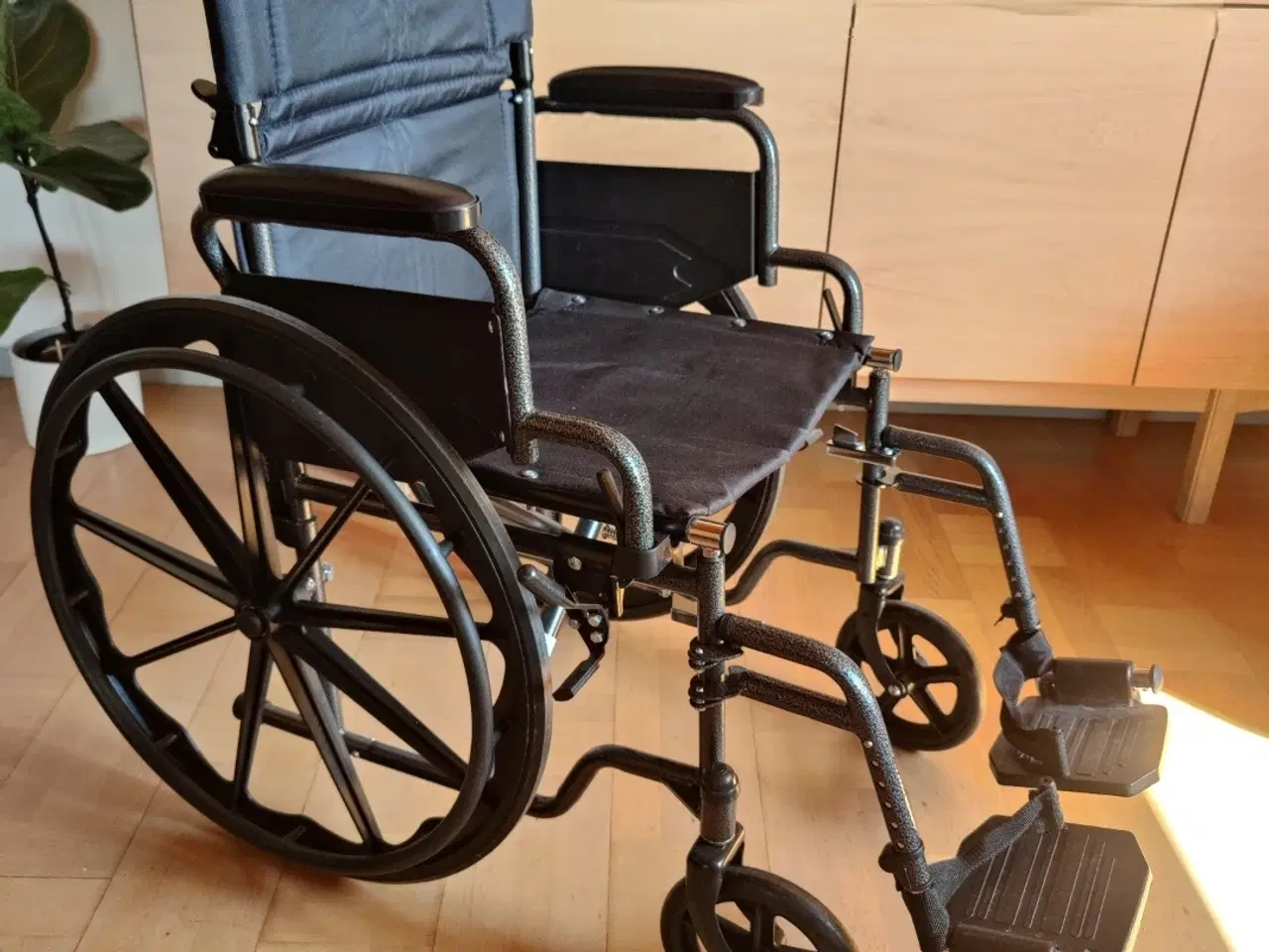 Billede 3 - Næsten ubrugt kørestol