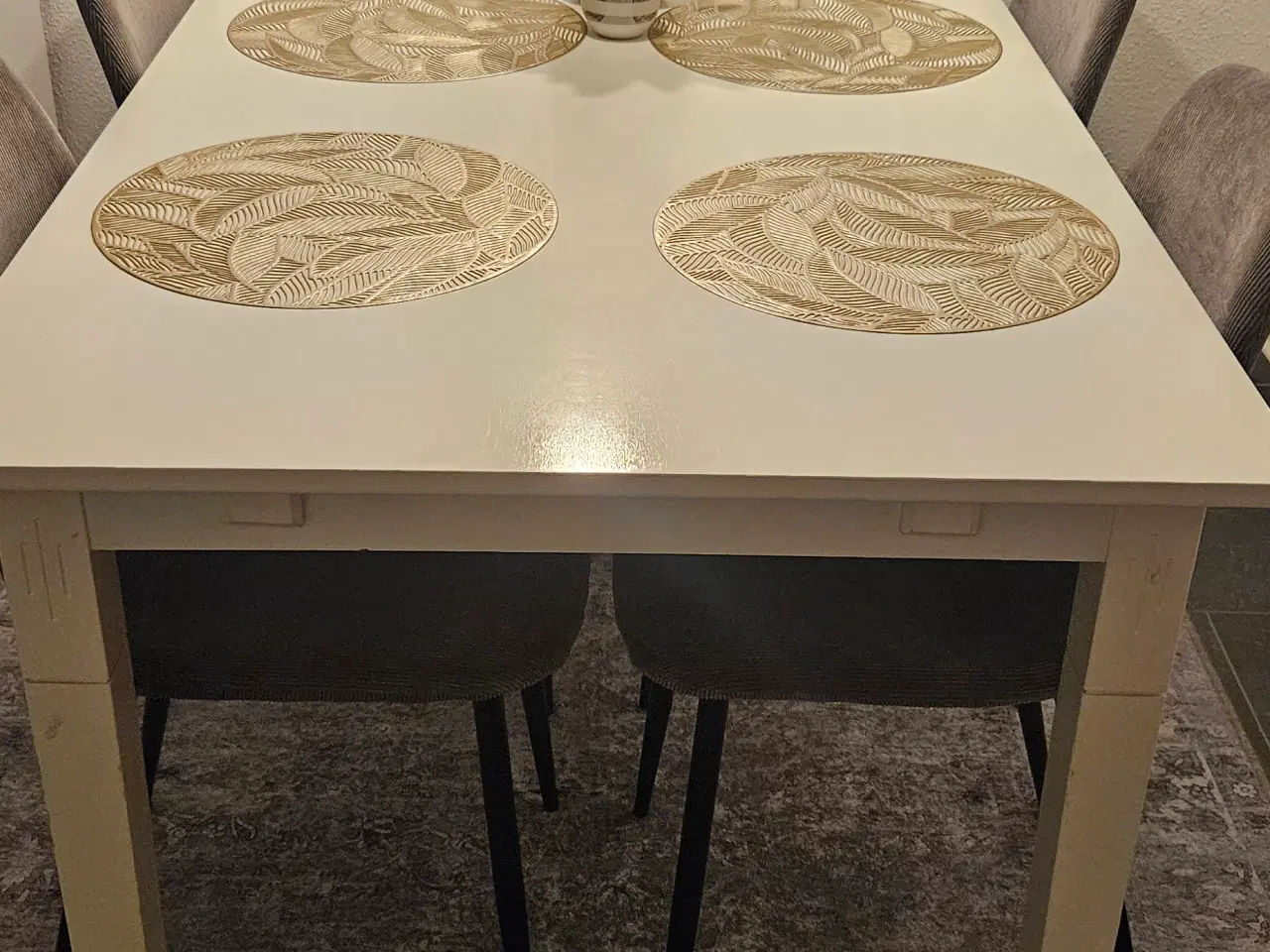 Billede 1 - Hvid spisebord med 2 tillægsplader